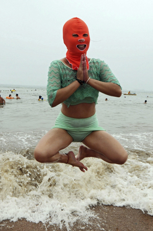 Facekini: La máscara china que protege las pieles de los rayos del