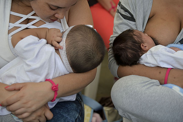 Colombianas participan en &quot;Gran lactada&quot; para promover la lactancia materna  | Emol.com