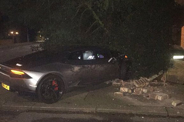 Jugador del West Ham, acusado de asalto y de agredir a su pareja, ahora  choca su Lamborghini contra una casa 