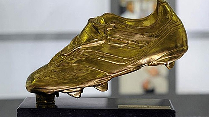 La Bota de Oro, el trofeo que hoy Alexis pelea mano a mano con los mejores goleadores de Europa | Emol.com
