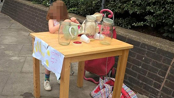 Niña de cinco años es multada por instalar un puesto de limonada casera en Londres