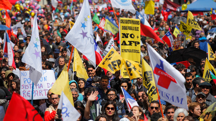 Desde "el Mercedes Benz" de José Piñera a la reforma del Gobierno: A un año de la primera marcha masiva de No+AFP