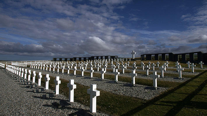 Cruz Roja termina labor de exhumación de soldados argentinos sin identificar en Malvinas