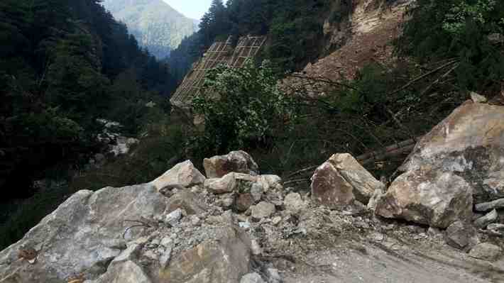 Aumentan a trece las personas fallecidas por fuerte sismo en China