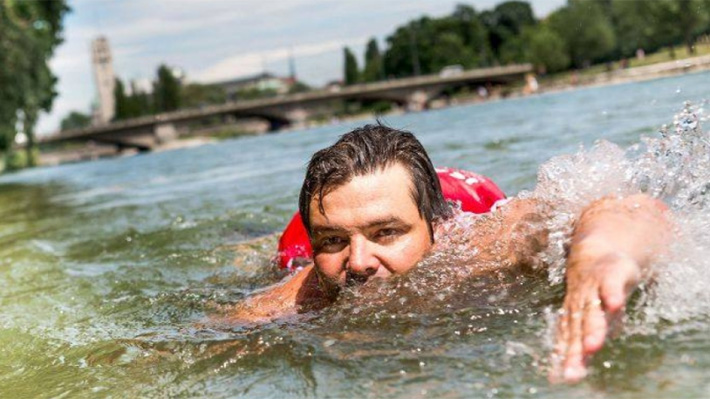 Alemán reduce su estrés nadando todos los días a su trabajo: "No necesito ducharme en la mañana"