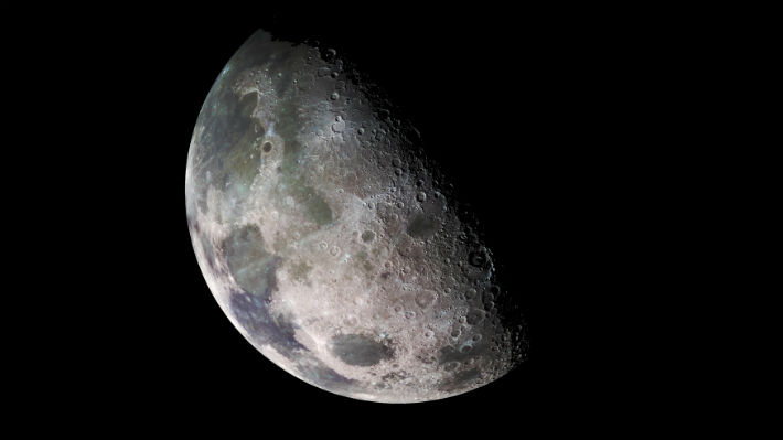 ¿Hay agua en la Luna? Nuevo estudio postula que su interior sería muy seco