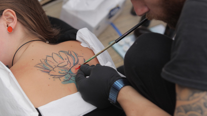 Chilenos y tatuajes: ¿Se discrimina en el país a quienes decoran su piel?