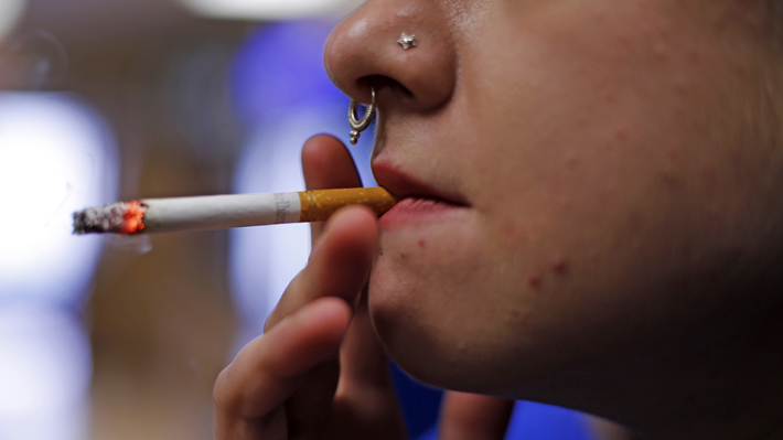 Baja consumo de tabaco en jóvenes chilenos, pero un alto número utiliza cigarrillo electrónico