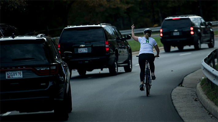 Mujer fue despedida de su trabajo por levantar el dedo medio a caravana de Donald Trump