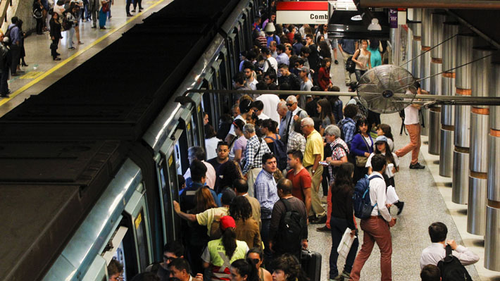 Revisa los horarios de funcionamiento de Metro y Transantiago para la noche  de Año Nuevo 