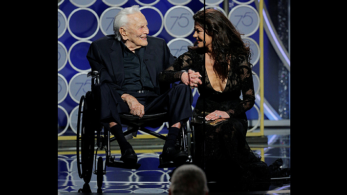Kirk Douglas con 101 años presenta premio en los Globo de Oro 2018