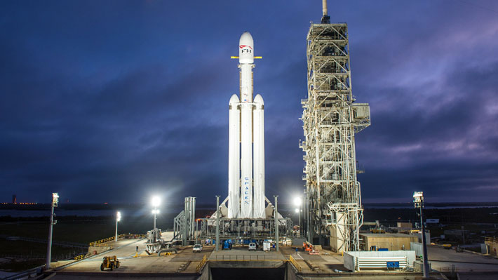SpaceX lanza con éxito el Falcon Heavy y aterriza simultáneamente dos propulsores en tierra
