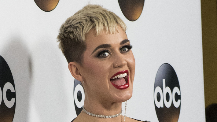 Katy Perry dice que cambiaría la letra de "I Kissed a Girl": "Contiene estereotipos sobre la bisexualidad"