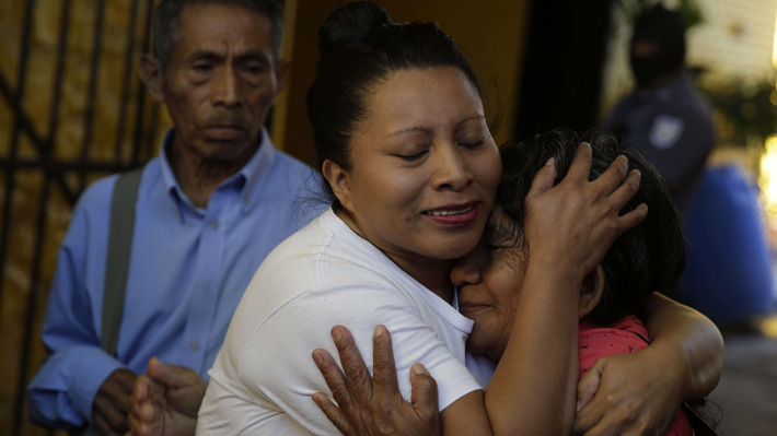 El Salvador: Justicia deja en libertad a mujer condenada a 30 años de cárcel por abortar