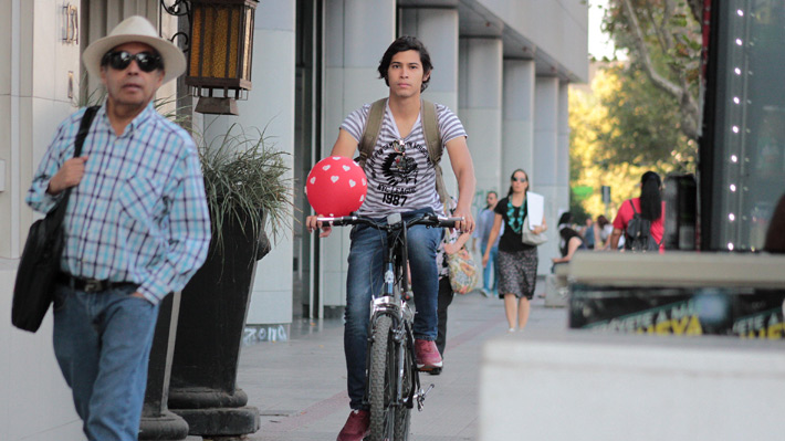 Más de la mitad de los ciclistas no usa casco y el 72% admite circular por las veredas