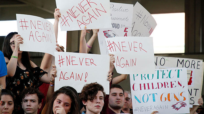Tras tiroteo en escuela de Florida, miles de personas se manifiestan para exigir nuevas leyes sobre armas