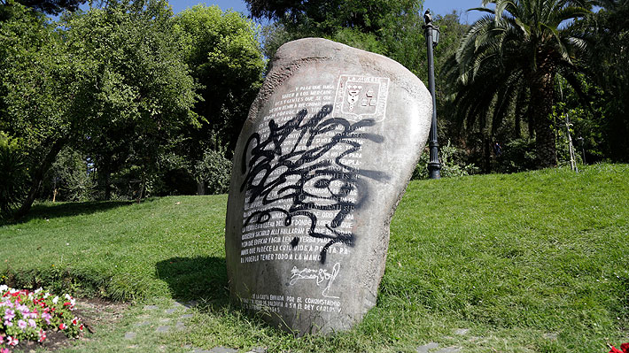 Rayan icónica piedra de carta de Pedro de Valdivia en el cerro Santa Lucía | Emol.com