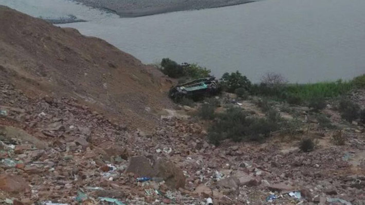 Perú: 30 personas habrían fallecido en accidente de bus que cayó a un barranco en Arequipa