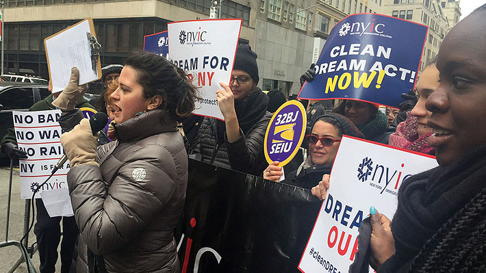 "Dreamers" protestan frente al Congreso de EE.UU. al cumplirse el plazo límite para el plan DACA