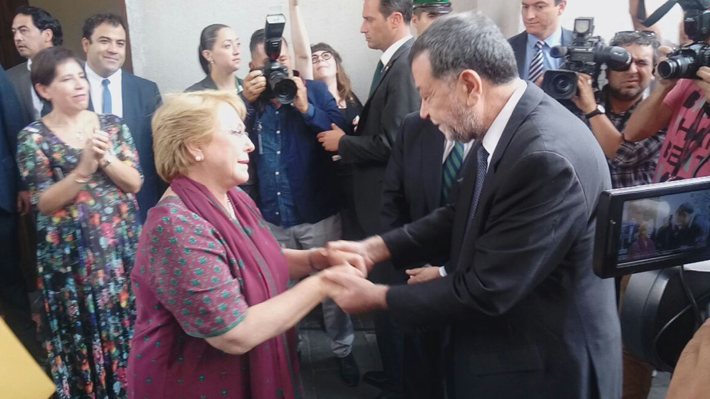 Aleuy se despide de La Moneda y da el "sentido pésame" a nuevo subsecretario Ubilla