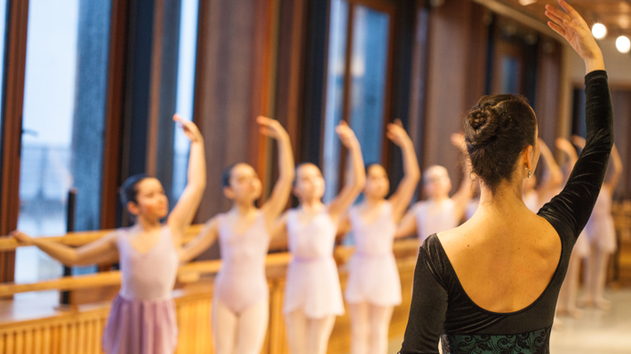 93 bailarines del Teatro del Lago son certificados por prestigiosa academia internacional de danza