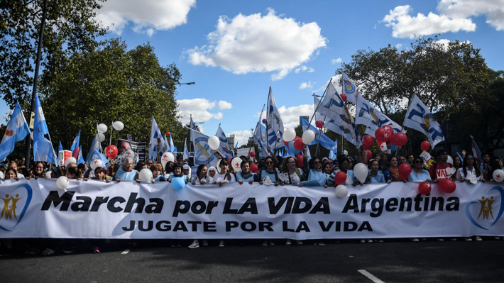 Miles de personas marchan en Argentina contra el proyecto de ley de aborto legal