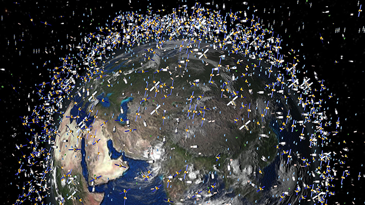 La lucha contra la basura espacial muestra un nuevo intento con redes y arpones
