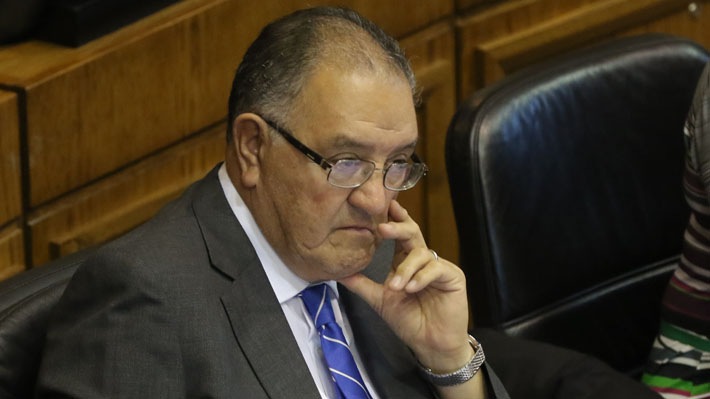 Senador Huenchumilla se retira de la carrera por presidir la DC: Ahora solo queda Fuad Chahín