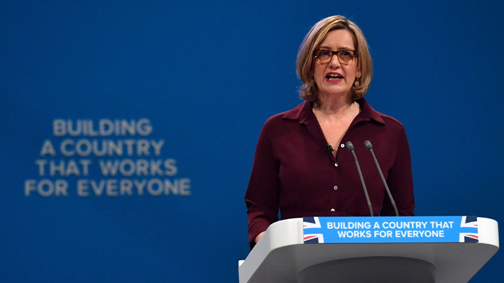 Dimite la ministra de Interior británica tras polémica por expulsiones de inmigrantes