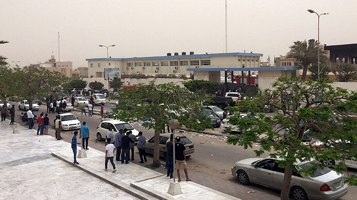 Al menos 12 muertos deja ataque suicida a sede de comisión electoral en Libia