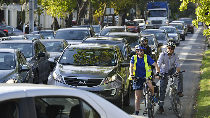 Urbanistas recomiendan implementar nueva tarificación vial y reducir estacionamientos ante alza en parque automotor
