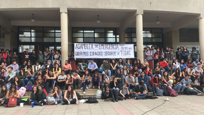 Toma feminista en derecho de la U. de Chile: profesoras comprometen apoyo a estudiantes y llaman a establecer mesa de diálogo
