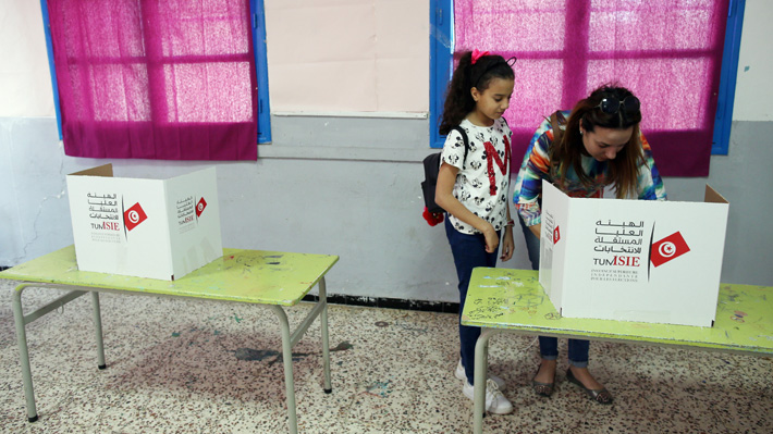 Entre denuncias de irregularidades inicia el recuento de votos de las municipales en Túnez