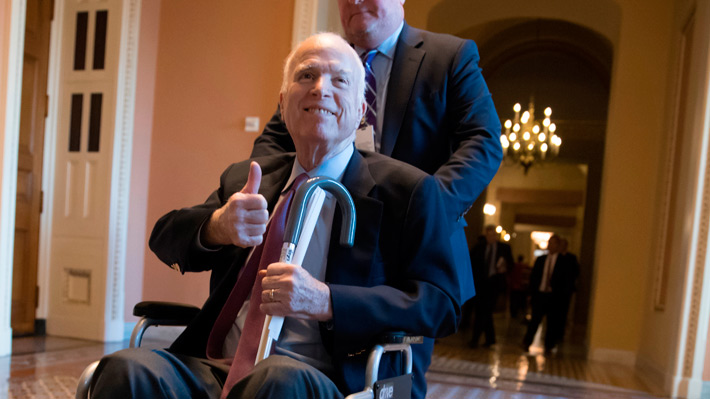 McCain "ya está muriendo": Funcionaria de la Casa Blanca minimiza opinión del senador por su condición de salud