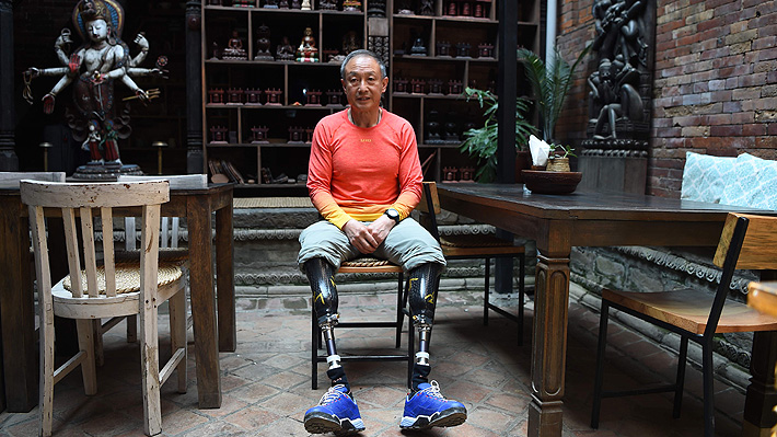 Increíble hazaña: Un hombre de 70 años amputado de ambas piernas llega a la cima del Everest