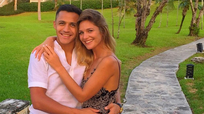 Alexis Sánchez desmiente rumores de ruptura y se molesta con la prensa de farándula: "No vuelvan a molestar a mi pareja"