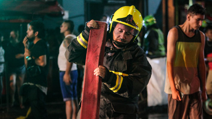 Incendio afectó casona utilizada como cité en el centro de Santiago