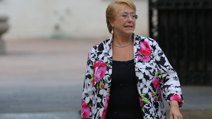 Bachelet advierte: "Ya no es aceptable que a una Presidenta mujer se le juzgue por cómo se viste o por su apariencia física"