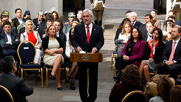Piñera presenta reforma constitucional y hace gesto a Michelle Bachelet y Daniela Vega por "construir un Chile mejor"