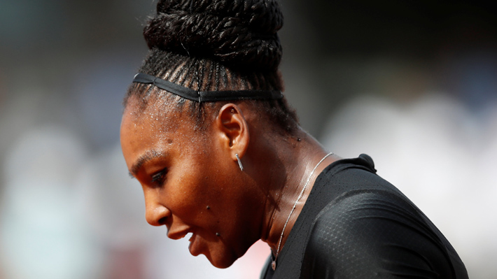Serena Williams regresa a las canchas tras ser madre y sorprende con inusual tenida deportiva