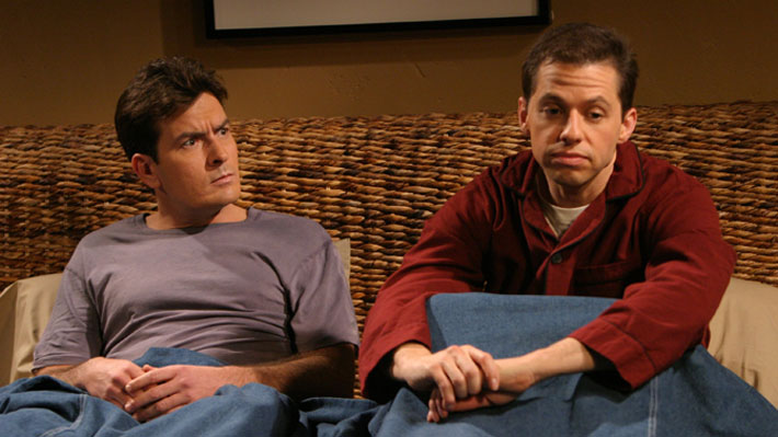 Charlie Sheen pidió el regreso de "Two and a Half Men" tras el fin de la serie "Roseanne"