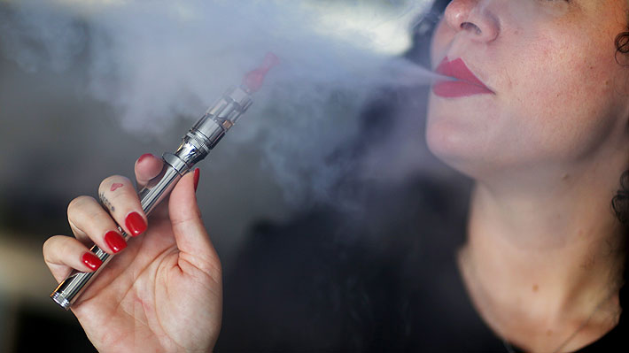 Expertos advierten: Cigarrillos electrónicos son adictivos y causarán una crisis de salud en las próximas décadas