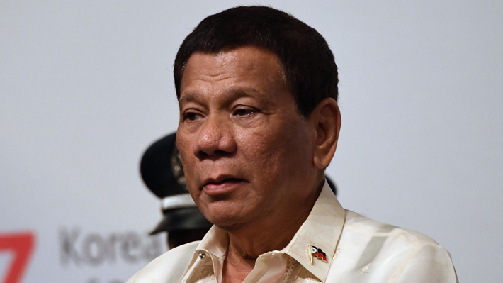 Presidente de Filipinas responde a críticas por polémico beso con mujer casada: "A todo el mundo le gustó"