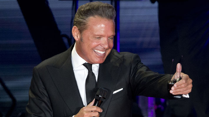 Luis Miguel es captado paseando con su nueva novia 29 años menor