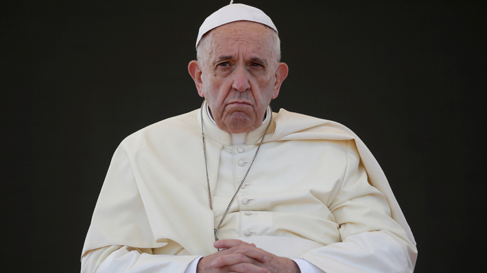 Papa Francisco compara causales de aborto con crímenes nazis: Es "lo mismo con guante blanco"