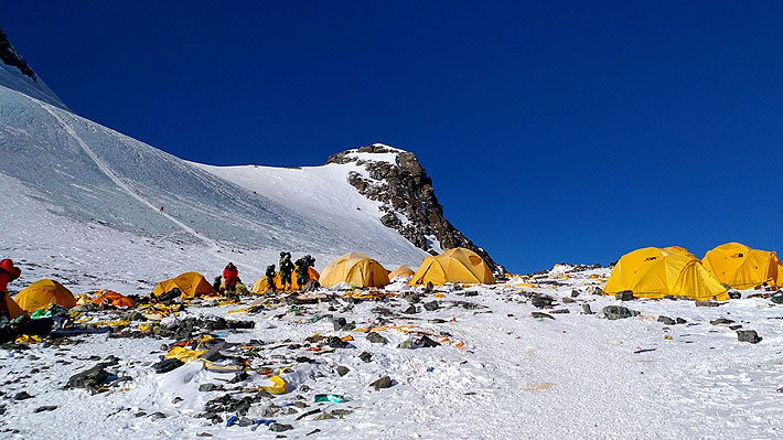 Expediciones dejan toneladas de residuos: Alertan sobre grave problema de contaminación que afecta al Monte Everest