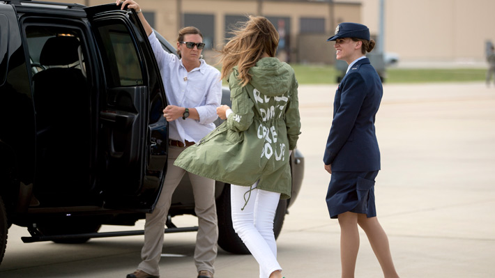 "No me importa": Las especulaciones por mensaje en la chaqueta que usó  Melania Trump para ir a frontera con México