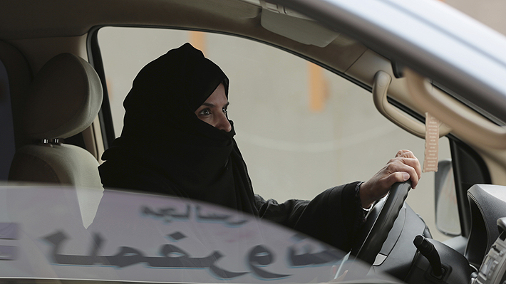 Después de décadas de protestas, las mujeres podrán manejar en Arabia Saudita