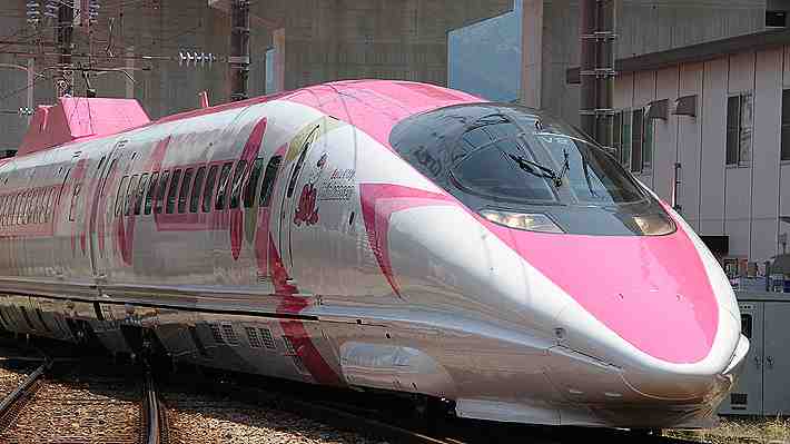 Sus asientos son morados y rosados: Japón presenta un tren bala inspirado en el popular personaje de Hello Kitty