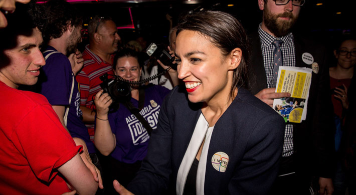 Alexandria Ocasio-Cortez, la joven de origen latino que sorprendió al ganar las primarias demócratas de Nueva York